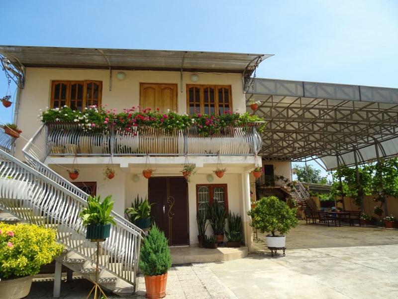 Guesthouse On Zheleznodorozhnaya Sukhumi Exterior photo
